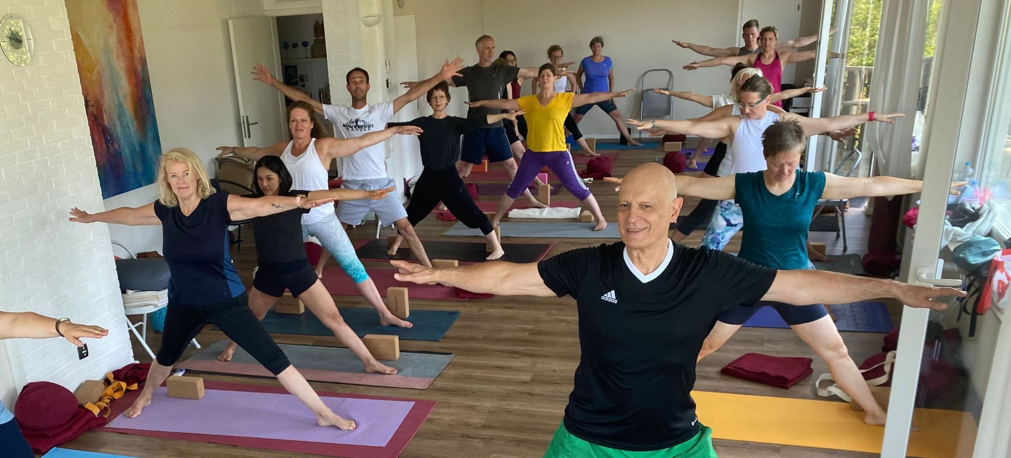 Gemeinsame Praxis von stehenden Haltungen beim Yoga-Retreat
