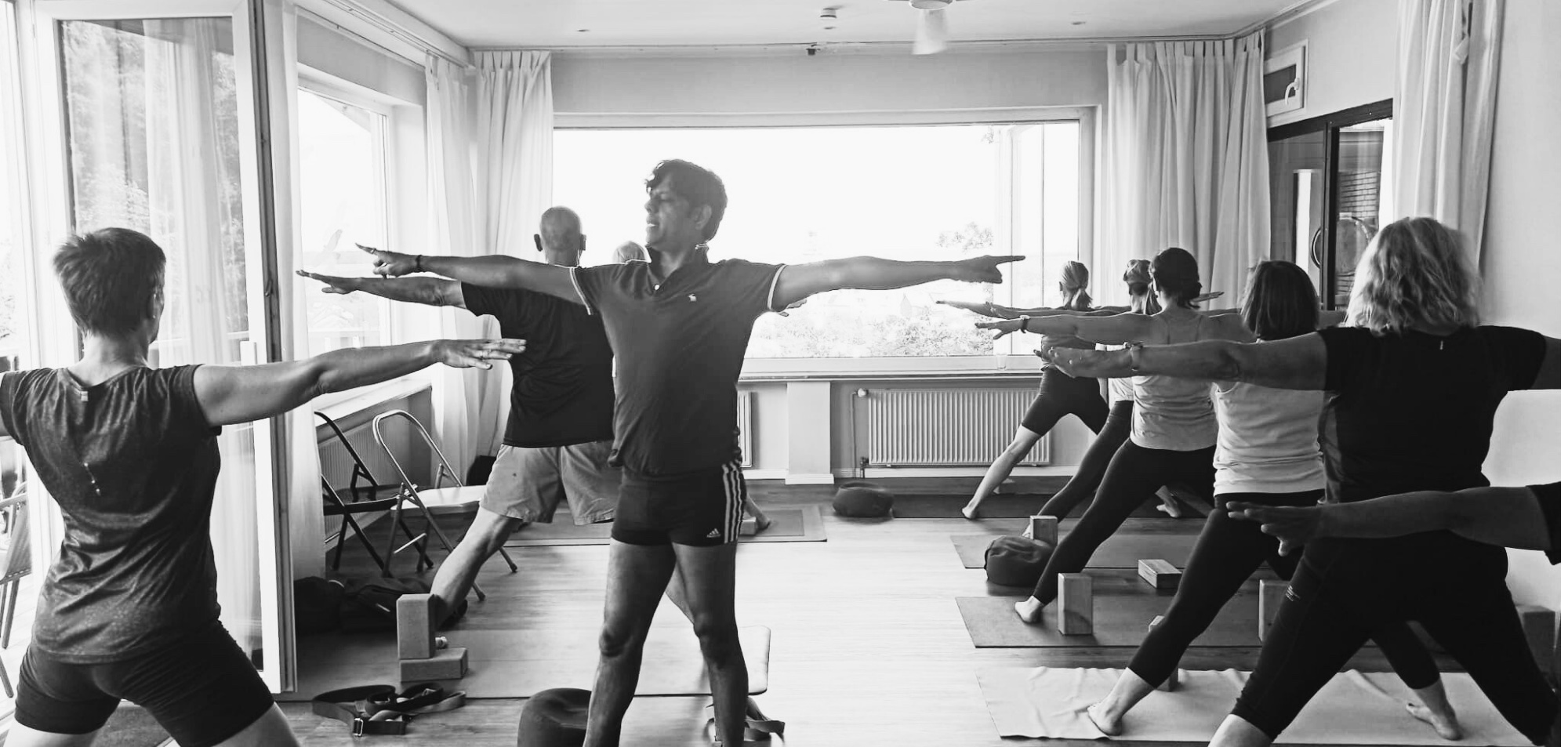 Pankaj Sharma unterrichtet eine Gruppe beim Yoga-Retreat
